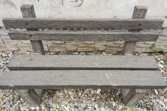 髣(fang)木(mu)椅(yi)子(zi)